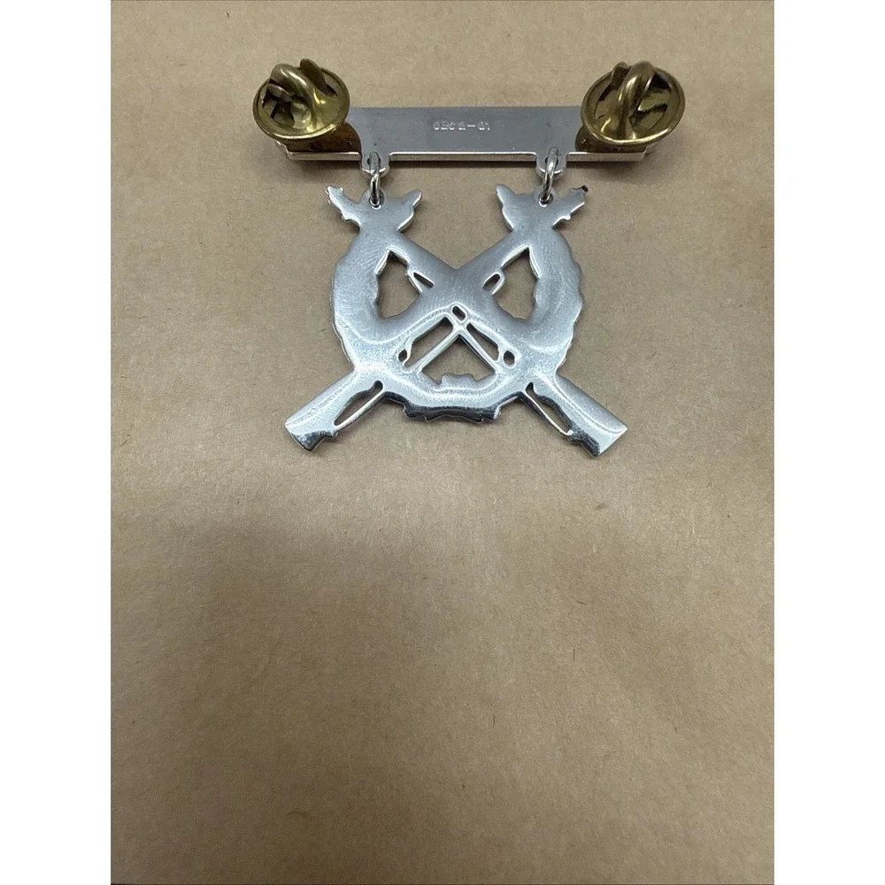 USMC SILVER Rifle Expert Qualification Badge  Marine Corps Expert Shooting Award